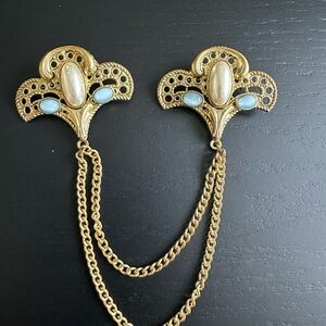 Elegant Gold Blue Vintage Brooch with pearl blue gemstone